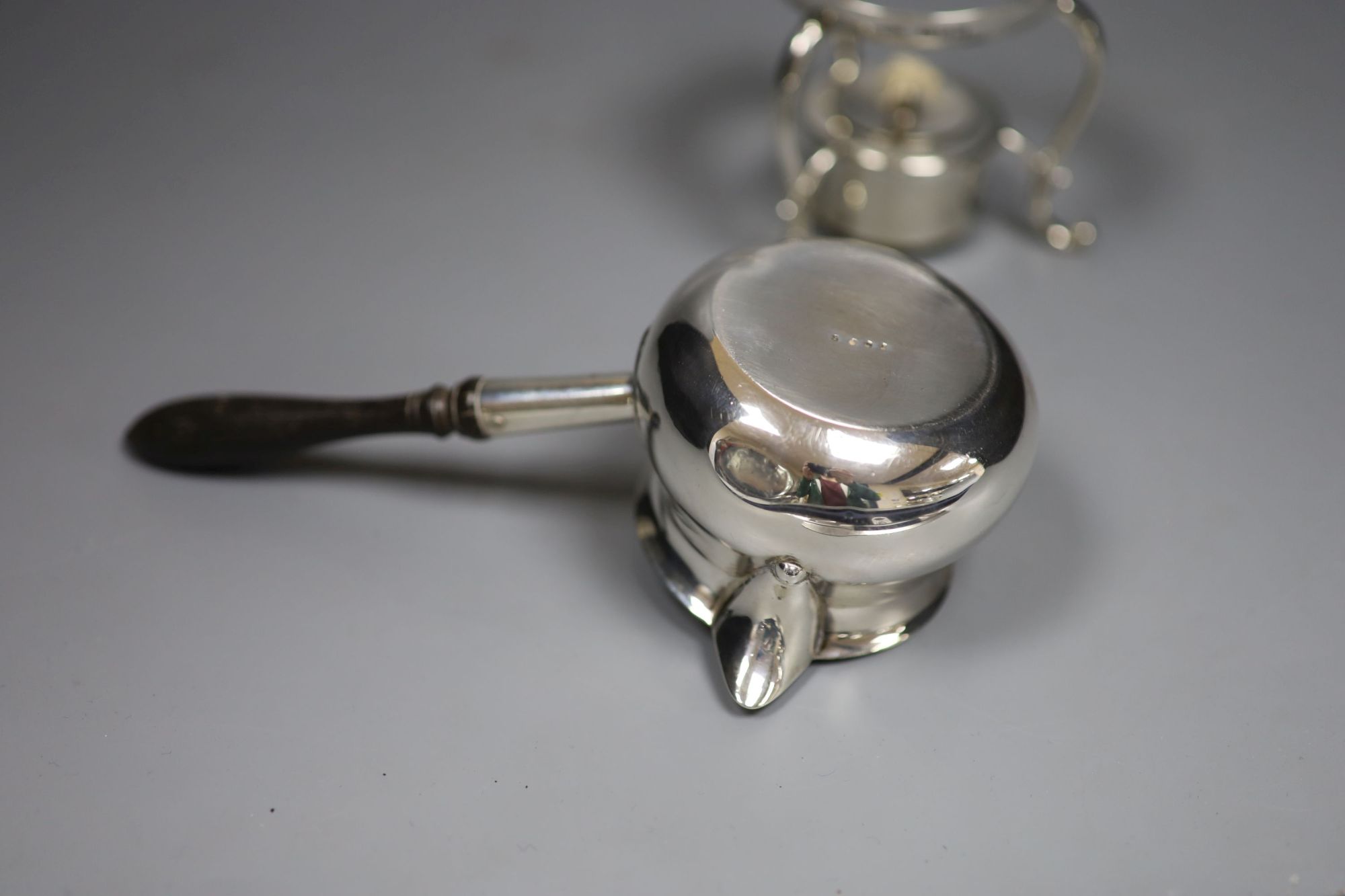 An Edwardian silver brandy warmer, on stand with burner, Henry Stratford, London, 1903, height 14.7cm, gross 9oz.